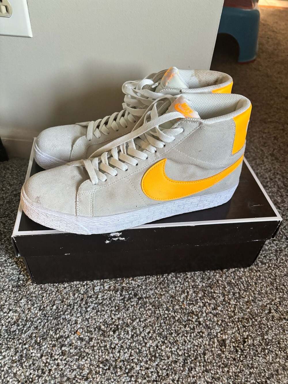 Nike SB Zoom Blazer Mid Size 9 White Laser Orange